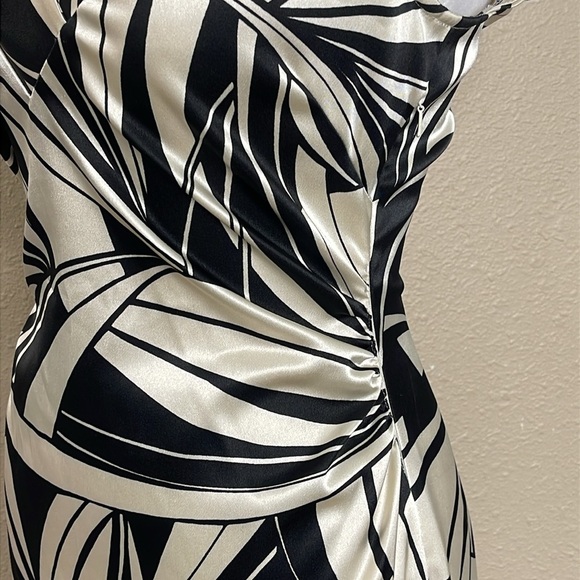 Maggy London Women’s Abstract Cap Sleeve Fitted V-Neck Satin Dress Ruched Sz 6 - Picture 5 of 10